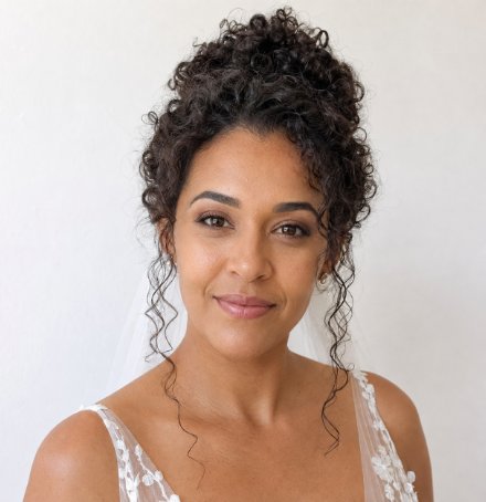 coque de casamento em cabelo cacheado